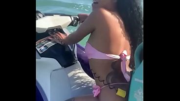 Image Novinha Safada, deixou marido na areia e fudeu com o instrutor no Jetski