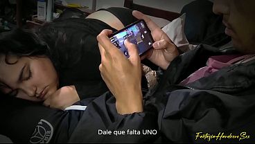 Image Streamer de free fire juega un gameplay con su mejor amiga hasta calentarse y meterle la verga en la boca en pleno stream