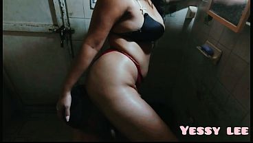 Image Mi pervertido hermanastro entra al ba&ntilde_o mientras me ba&ntilde_o