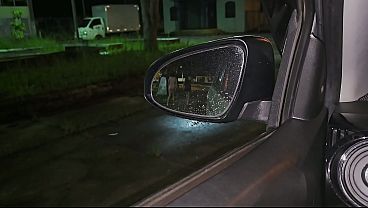 Image Duas gostosas flagrou ele se masturbando dentro do carro e ajudou ele a gozar