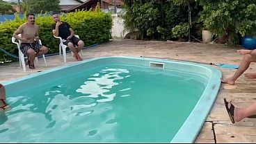 Image Fodi com o casado escondido da esposa na festa de piscina