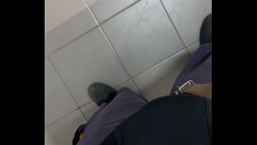 Image SEGURAN&Ccedil_A NEGRO MUSCULOSO GOZANDO NO BANHEIRO PUBLICO DO SHOPPING