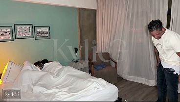 Image Traindo o marido enquanto ele descansa
