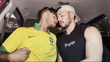 Image Levei o novinho pauzudo dar uma volta de carro e e ele acabou leitando me cu e me fazendo de puta