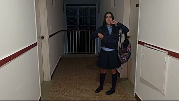 Image Encuentro a mi vecina con su uniforme de colegio afuera de su casa