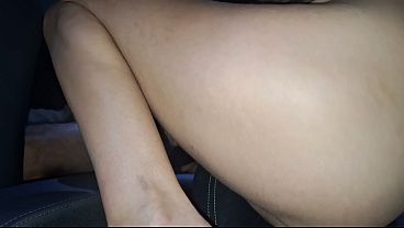 Image Casada e safada nao tinha dinheiro para pagar motorista de app teve que fuder sem camisinha para pagar!