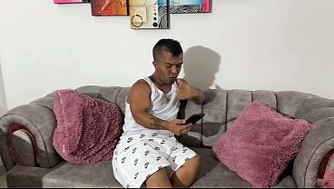 Image cachonda hermanastra embarazada se toma fotos de sus tetas para su novio.su peque&ntilde_o enano la sorprende y termina fall&aacute_ndosela duro