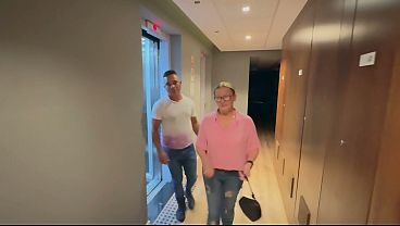 Image MASSAGEM COM MILF PART 1. Ofereci meus servi&ccedil_os de massagem a um casal a esposa logo quis relaxar gostoso a safada me deu a bucetinha na frente do marido durante a massagem (COMPLETO NO RED)