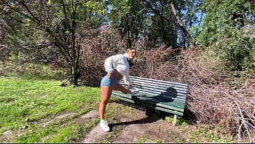 Image SaraDIamante fa un pompino ad un ragazzo nero nel parco mentre fa jogging