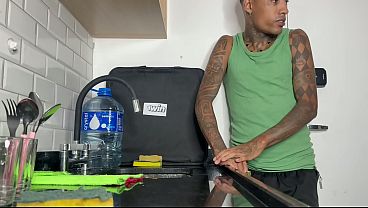 Image Cheguei do trabalho cansado e na faxineira novinha de 18 anos falou que ia me dar bocetinha
