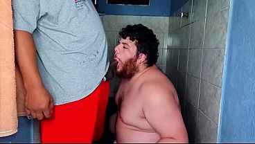 Image Transando Em Lugares Inesperados Quando o Encanador Me Fodeu No Banheiro e Quando o Vizinho Veio Me Comer No Quintal (DOBRADINHA COMPLETA)