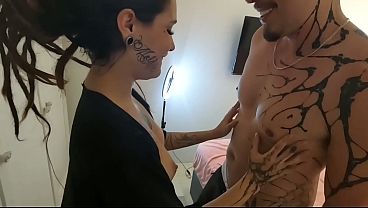 Image Gemendo na pica grossa e grande do branquinho tatuado