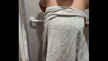 Image Mi cu&ntilde_ado se meti&oacute_ a cogerme mientras me ba&ntilde_aba y me explot&oacute_ la concha de leche