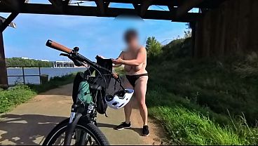 Image Un milf avec de gros nichons naturels fait du v&eacute_lo compl&eacute_tement nue.