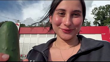 Image EMBARAZADA caliente se masturba el culo con un pepino ENORME