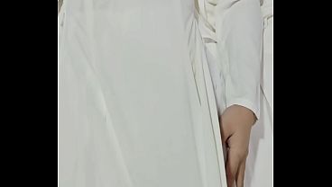 Image A beautiful lady in traditional Vietnamese attire in a foreign land- Nữ sinh &Aacute_o D&agrave_i