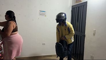Image SE COJE AL REPARTIDOR DE PIZZA EN FORMA DE PAGO ! QUE TRAVIEZA
