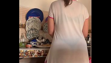 Image Espi&aacute_ndola en pijama mientras cocina en tanga y lencer&iacute_a