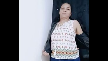 Image Allisonvega haciendo streaptease con ropa casual