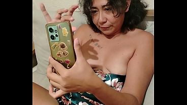 Image Me masturbo para el en vivo.