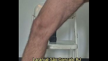 Image Casado Passivo do Laranjal em S&atilde_o Gon&ccedil_alo RJ apoiando o consolo na cadeira e sentando e penetrando at&eacute_ o talo dentro do cu.