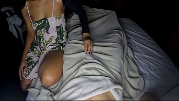 Image Chica delgada de gran trasero cabalga con vestido en video porno casero