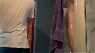 Image Mi madrastra siempre olvida su toalla a prop&oacute_sito cuando se ba&ntilde_a para que yo se la lleve