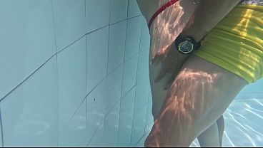 Image Petite Skinny Cachonda Acepta Follar de Pie en la Piscina Publica con un Desconocido