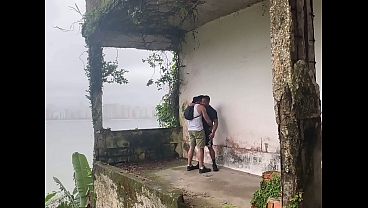 Image encontramos uma casa abandonada