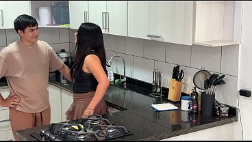 Image &iexcl_El compa&ntilde_ero de cuarto me coge DURO en la COCINA DE NUEVO!