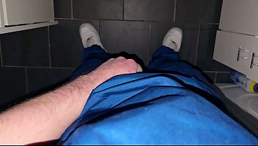 Image Deutscher Arzt auf Toilette wichst und l&uuml_ftet Geheimnis mit Patient - PhantomGentX