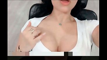 Image PUBLIC Hot sexy latina EMANUELLY RAQUEL FLASHING TITS AND SOME MORE AT THE GYM