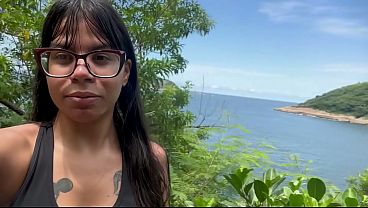 Image Duas amigas fazem trilha e se exibem peladinhas na floresta.