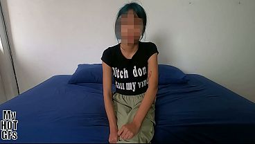 Image Jovencita de cabello azul viene por casting.