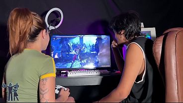 Image Animei ele enquanto joga Mortal Kombat, quem perder tira a roupa