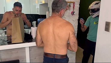 Image Chegou um repartidor de comida