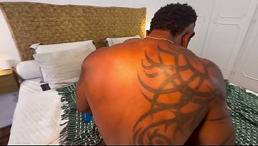 Image Ela veio conhecer o Coroa mais ele estava com um amigo