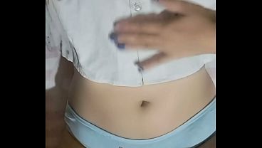 Image Una chica fue sorprendida masturb&aacute_ndose en una fiesta