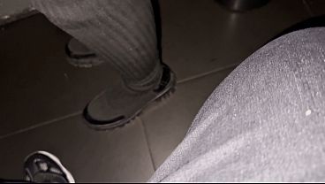 Image Fui na casa de swing e deixei 2 desconhecidos entrarem na cabine pra me foder na frente do corno