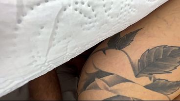 Image Daddy Urach se masturbou na frente da sua enteada safada e acabou fodendo a buceta sem preservativo e gozou na boca dela ( VIDEO COMPLETO NO RED)
