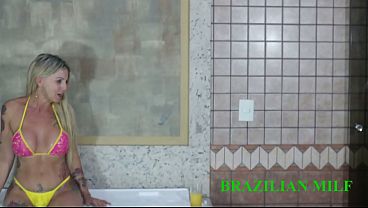 Image sem o marid&atilde_o em casa a safada da patroa fode com seu motorista na banheira (VIDEO COMPLETO NO RED/SHEER)