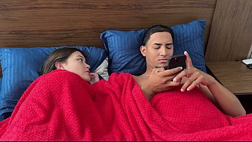 Image peque&ntilde_o enano travieso comparte cama con sus padrastros para follarse fuertemente a su cachonda madrastra latina sin ser descubiertos