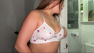 Image mi novio y yo miramos ba&ntilde_arse a mi madrastra, vamos al cuarto y hacemos un trio.