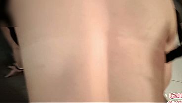 Image Esposa Le Hace Una Mamada Al Repartidor Mientras El Cornudo Mira