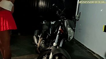 Image Arrega&ccedil_ando a ninfeta na garagem do motel - Ela esperando o marido para uma surpresa n&atilde_o se aguentou e deu pro amigo dele