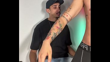 Image SENTANDO NO DOTADO DA ACADEMIA DEPOIS DO TREINO
