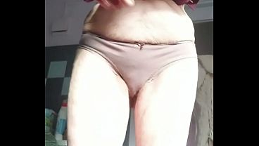 Image Oma neukt harige kut met dildo