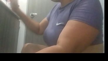 Image MILF se termina masturbando su gran co&ntilde_o jugoso mientras esta sola en casa