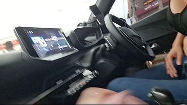 Image Punheta dentro do carro da motorista de app deixou gozar na boca dela!