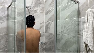 Image Me aprovecho que no hay nadie en casa, para espiar a mi hijastro en el ba&ntilde_o